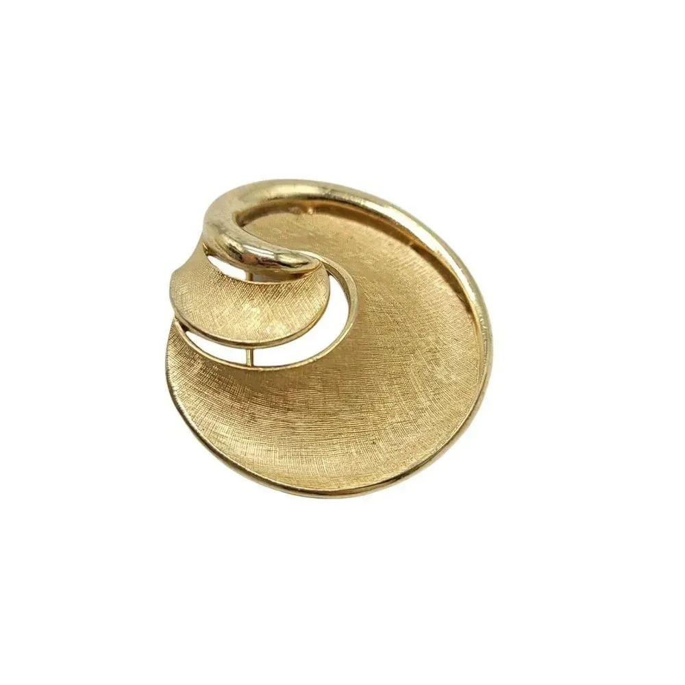 Crown Trifari Modernist Textured Swirl Vintage Mid Century Gold Tone Brooch
